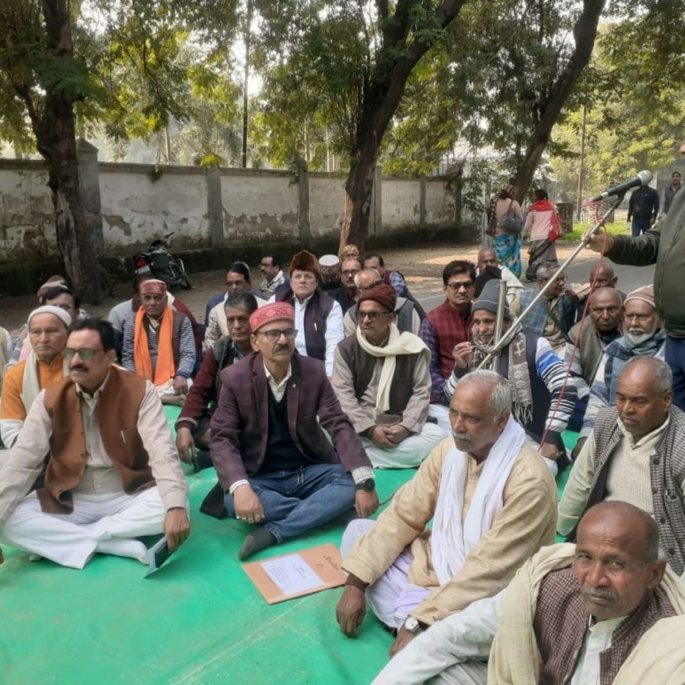 बलिया में सेवानिवृत्त कर्मचारियों का धरना प्रदर्शन:8वें वेतन आयोग में पेंशन लाभ से वंचित करने का आरोप