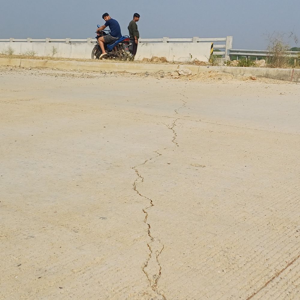 बाढ़ से मिट्टी धंसने के कारण क्षतिग्रस्त हुआ ड्रीम प्रोजेक्ट:मुंगेर-मिर्जाचौकी फोरलेन में दरार, बनी सड़क तोड़ी जा रही