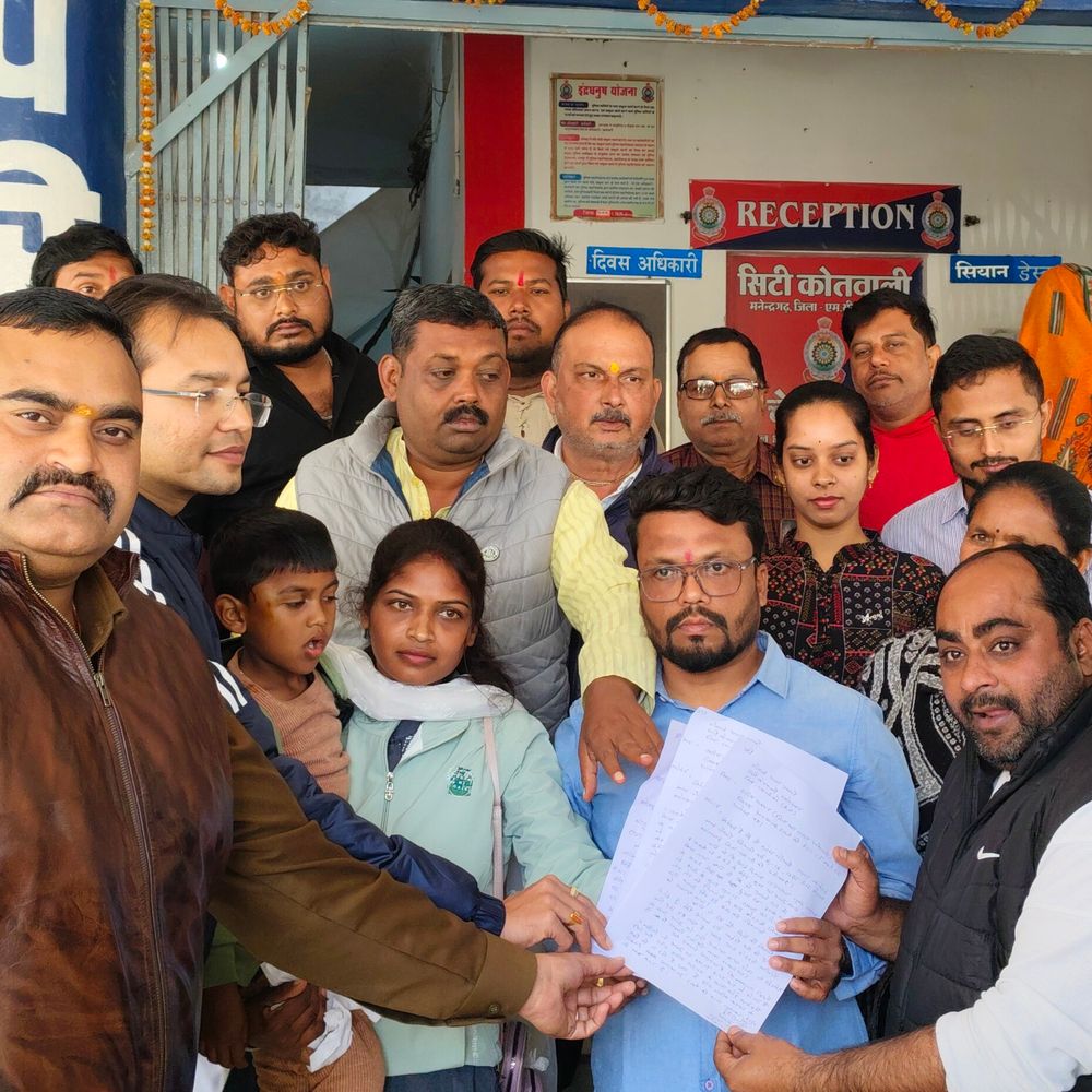 भालू के हमले से बुजुर्ग-बच्चा घायल:मनेंद्रगढ़ में नाराज लोगों ने DFO और रेंजर पर FIR की मांग की