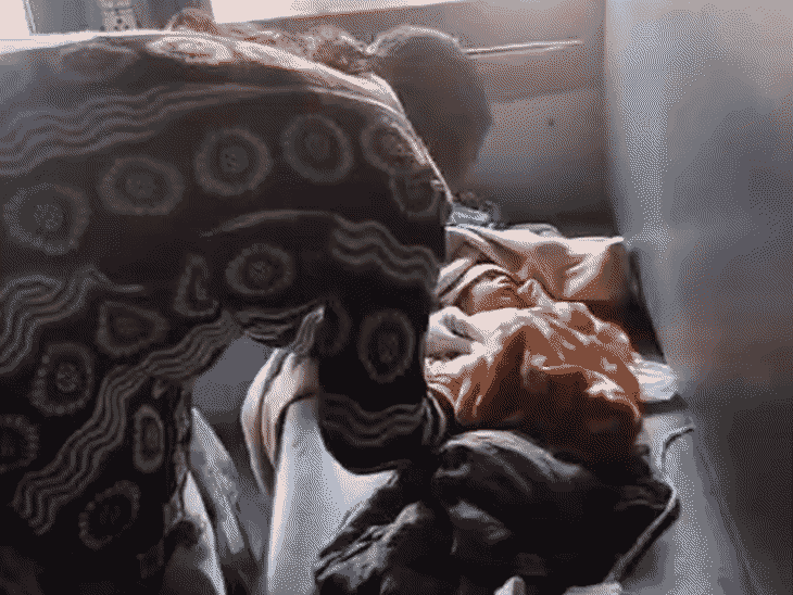 गोरखपुर पहुंची ट्रेन में महिला ने बेटी को दिया जन्म:आधे घंटे तक रुकी रही ट्रेन, कोच में ही डॉक्टर ने कराई सेफ डिलीवरी