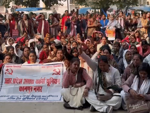 कानपुर में आशा वर्कर्स की CMO दफ्तर में हड़ताल:अपनी मांगों को लेकर सैकड़ों आशा वर्कर्स काम ठप करके धरने पर बैठीं