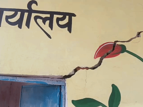 शुभारंभ से पहले की आरआरसी सेंटर की दीवारें चटकीं:चौबेपुर के चंपतपुर ग्राम पंचायत का मामला, सीडीओ ने बैठाई जांच