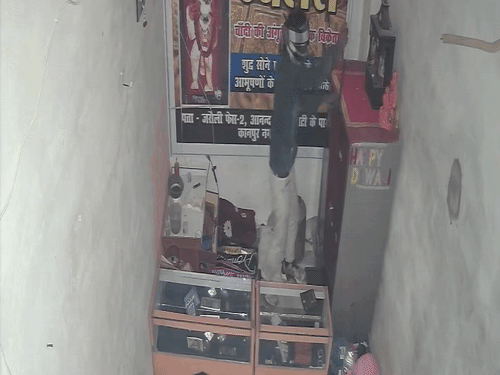 नकाबपोश चोरों ने ज्वैलरी शॉप से चोरी की 3-किलो चांदी:मार्निंग वॉक पर निकले लोगों के पहुंचने पर भाग निकले, CCTV में कैद आरोपी