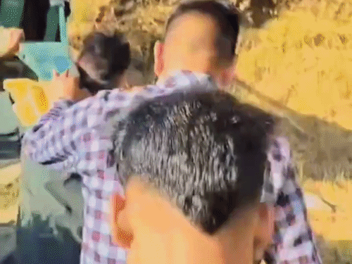 डोली का सफर कर अस्पताल तक पहुंची बीमार महिला;VIDEO:युवकों ने सकरे रास्तों से पहुंचाया 2 किलोमीटर, पैर फिसलने पर गिरते-गिरते बचे