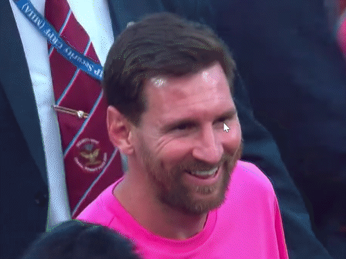 मेसी दिल्ली के अरुण जेटली स्टेडियम पहुंचे:बच्चों के साथ फुटबॉल खेल रहे, किक करके गेंद को दूसरे टियर में पहुंचाया