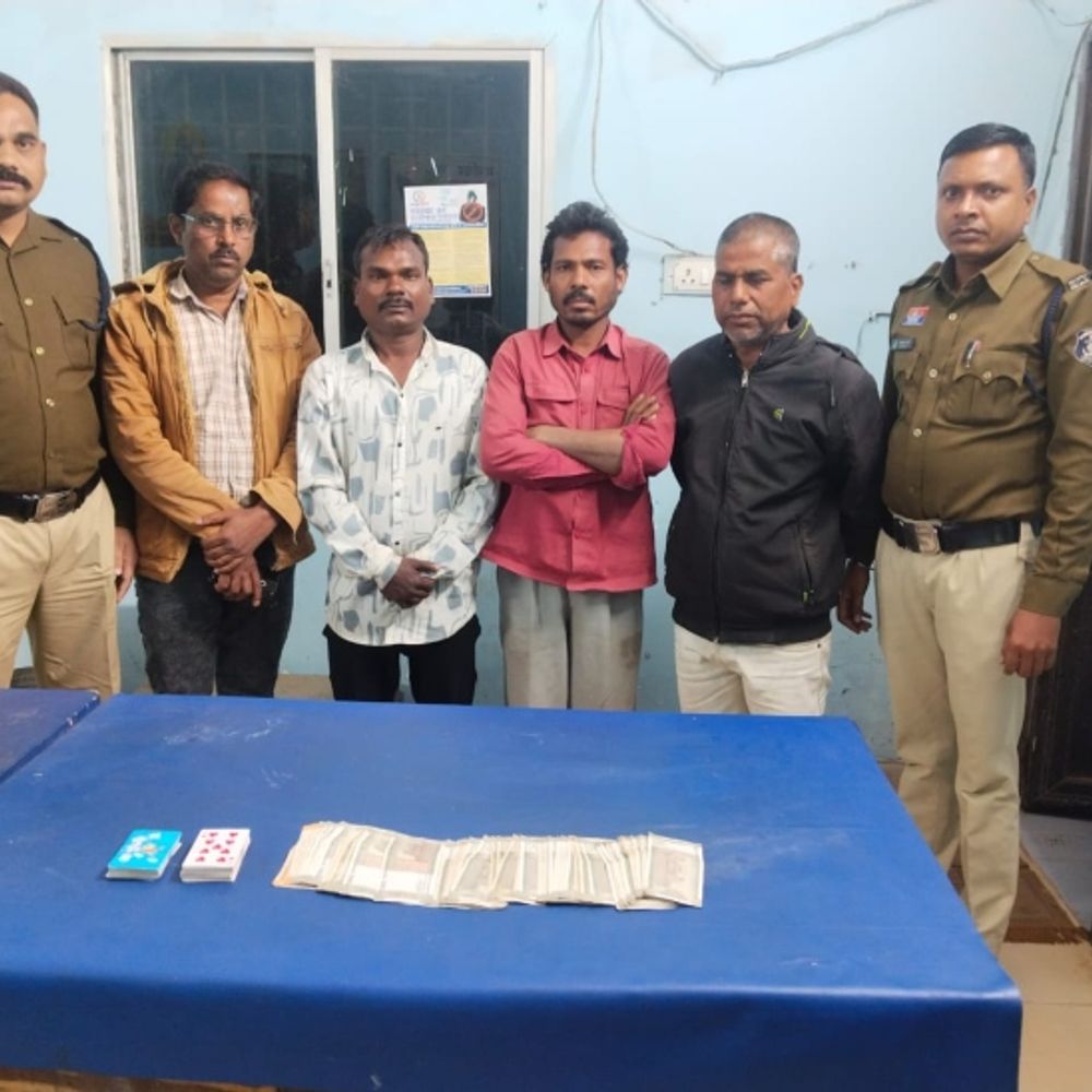 रायपुर में जुआ खेलते 4 जुआरी गिरफ्तार:जंगल के पास जमी थी महफिल, पुलिस ने मारा छापा, 45 हजार रुपए जब्त