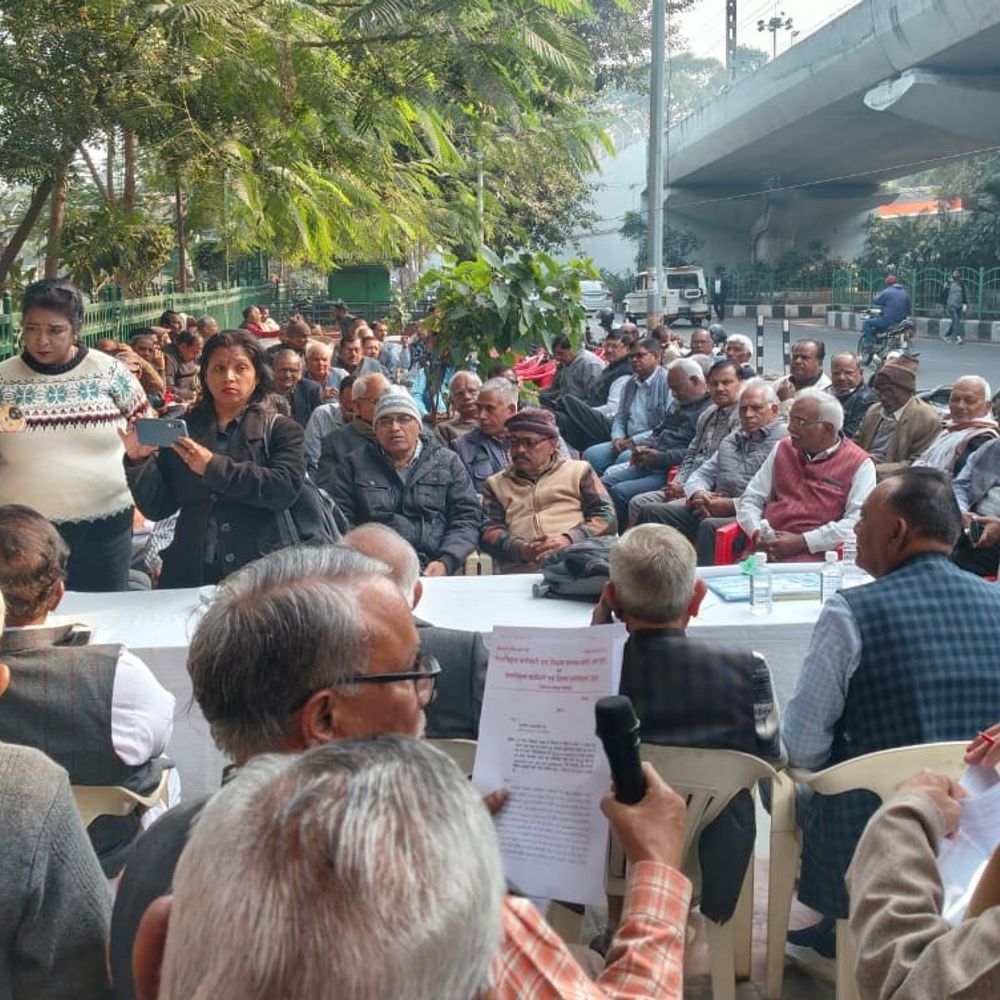 लखनऊ में सेवानिवृत्त कर्मचारियों का प्रदर्शन:सरकार पर नजरअंदाज करने का लगाया आरोप , आठवें वेतन आयोग में शामिल करने की मांग