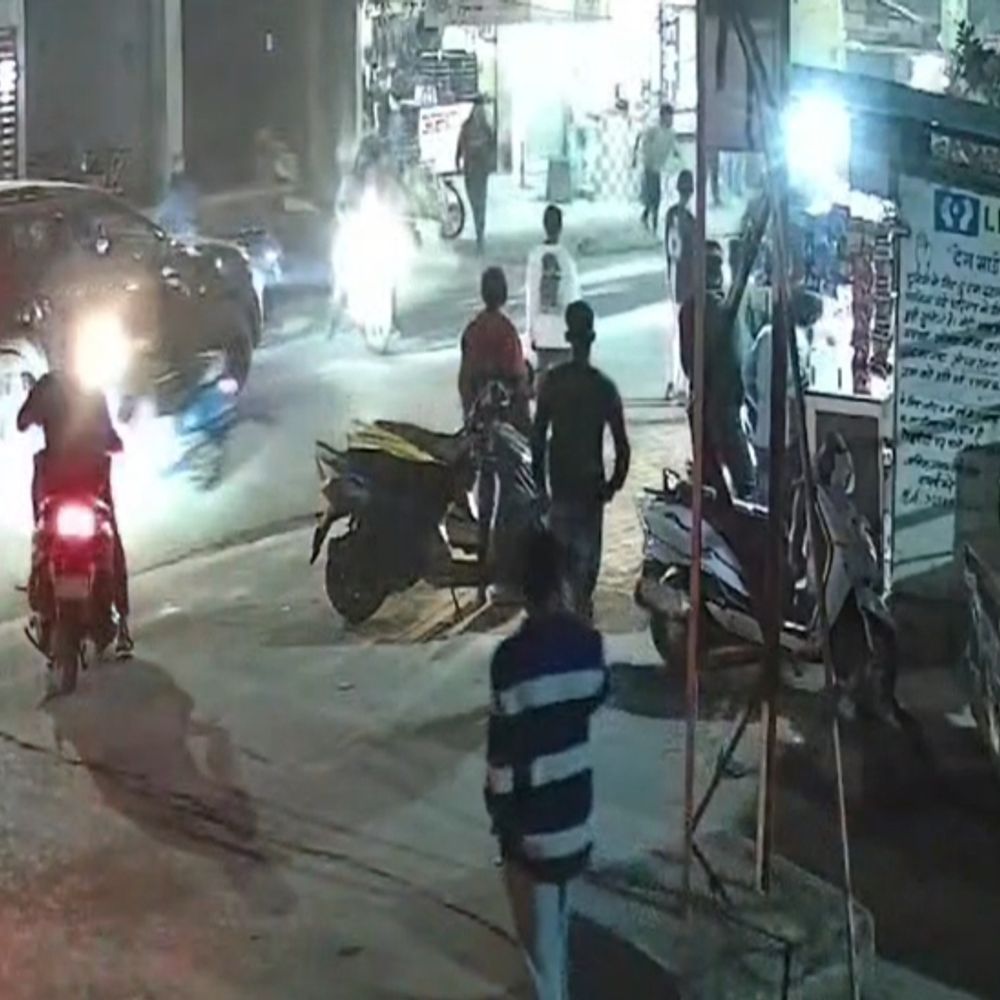 रायपुर में भाई का बदला लेने चाकू लहराता बदमाश...VIDEO:दो गुटों में विवाद के बाद जमकर मारपीट, लड़कों ने दौड़ा-दौड़ाकर एक दूसरे को पीटा