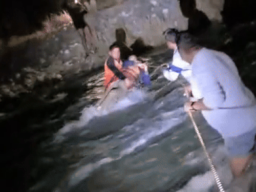 नो एंट्री में घुसना पड़ा भारी,टापू में फंसे 5 लोग:देहरादून में SDRF ने टॉर्च की रोशनी में किया रेस्क्यू, रस्सियों के सहारे यमुना कराई पार