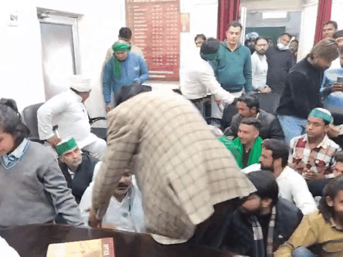 भैया बोलने पर चिढ़े डॉक्टर कहा मैं सर हूं:मेरठ के जिला अस्पताल में तीमारदार ने बोला था भैया पर्चा देख लो, भाकियू कार्यकर्ताओं ने किया हंगामा