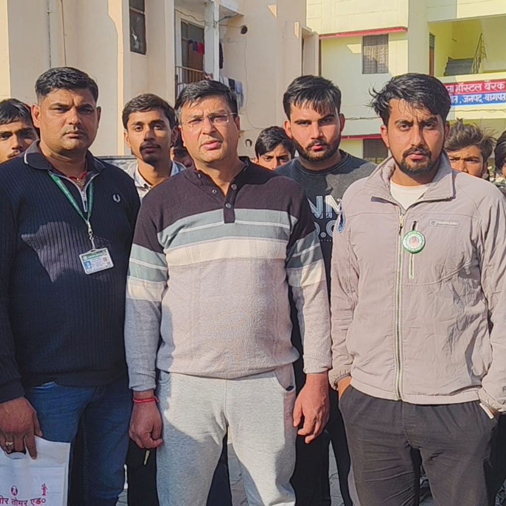 भाकियू भानू कार्यकर्ताओं ने चौकी-इंचार्ज पर लगाए अभद्रता का आरोप:बागपत में धक्का-मुक्की देकर जेल भेजने की धमकी दी, ट्रांसफर करने की मांग