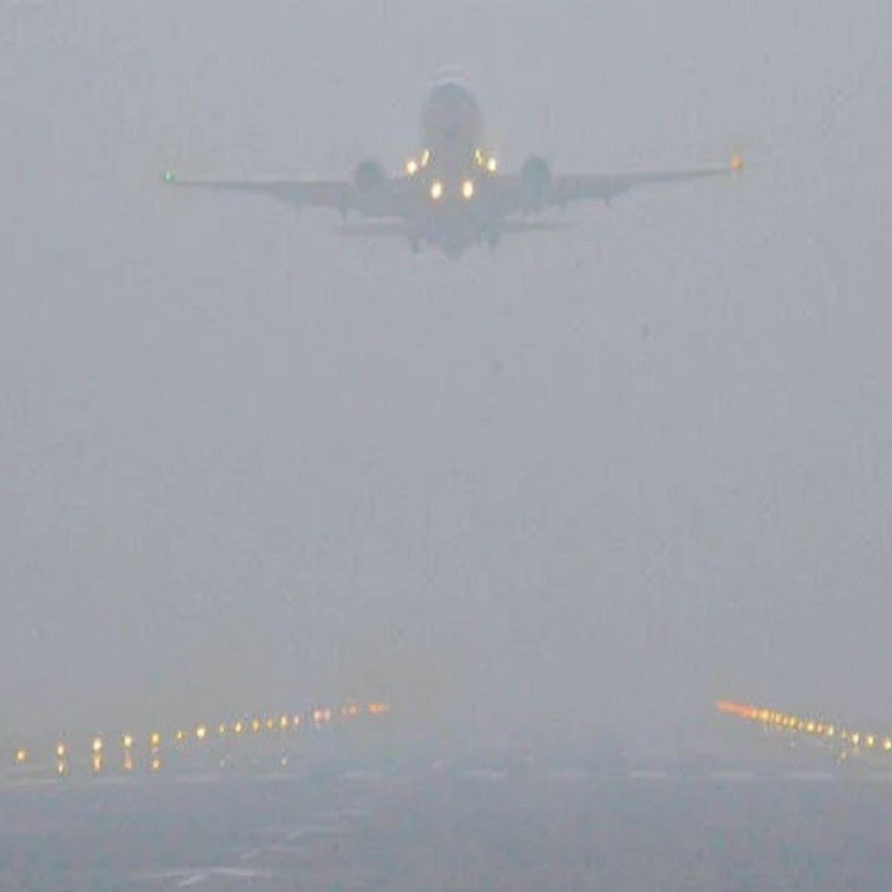 अमौसी एयरपोर्ट से 7 फ्लाइट लेट, एक कैंसिल:सुबह से छाए घने कोहरे से कम हुई विजिबिलिटी, उड़ान संचालन बिगड़ा