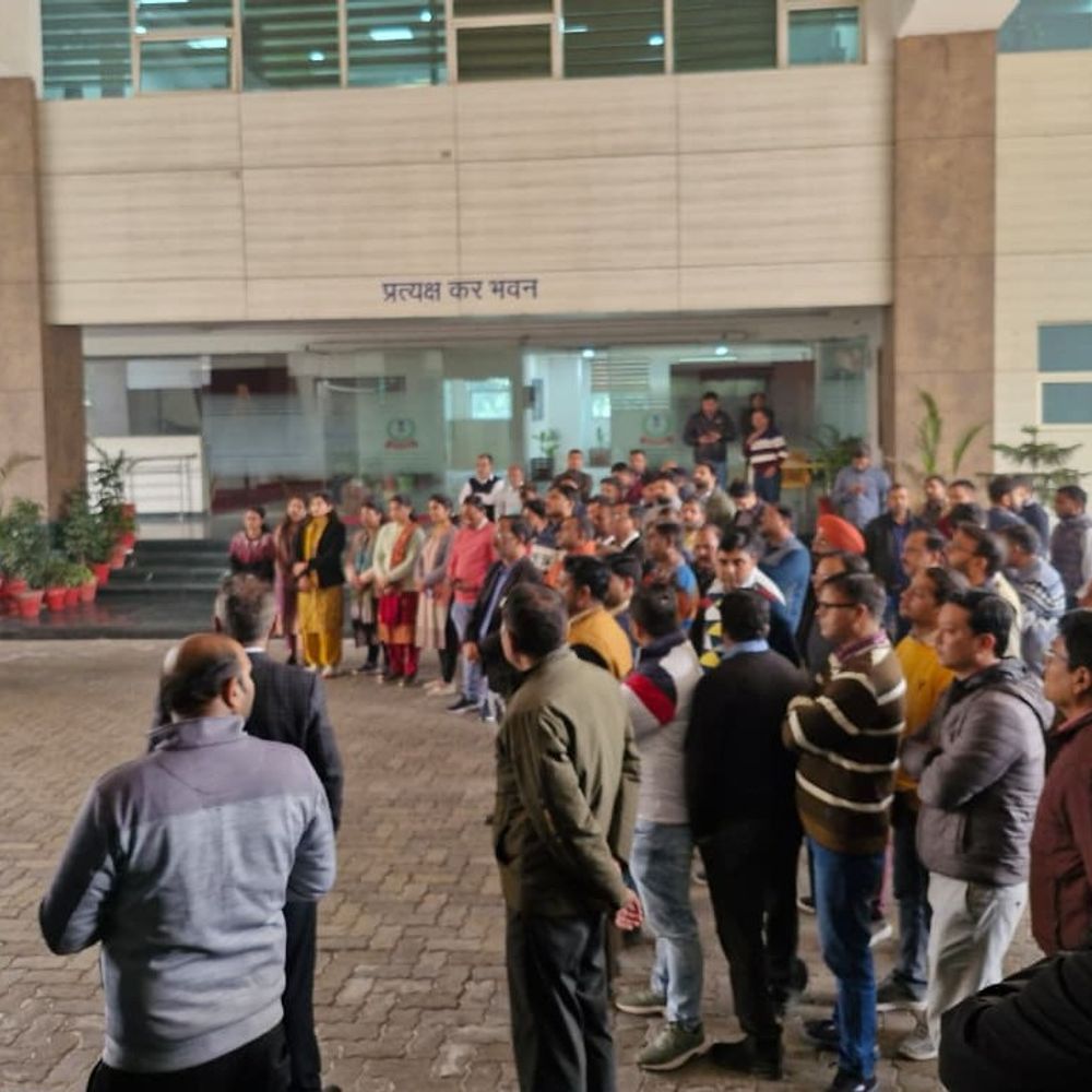 आयकर कर्मचारियों का लंच आवर में प्रदर्शन:10 सूत्रीय मांगों पर केंद्र से कार्रवाई की मांग,पूर्वी उत्तर प्रदेश के सभी आयकर कार्यालयों में कर्मचारियों ने जताया विरोध