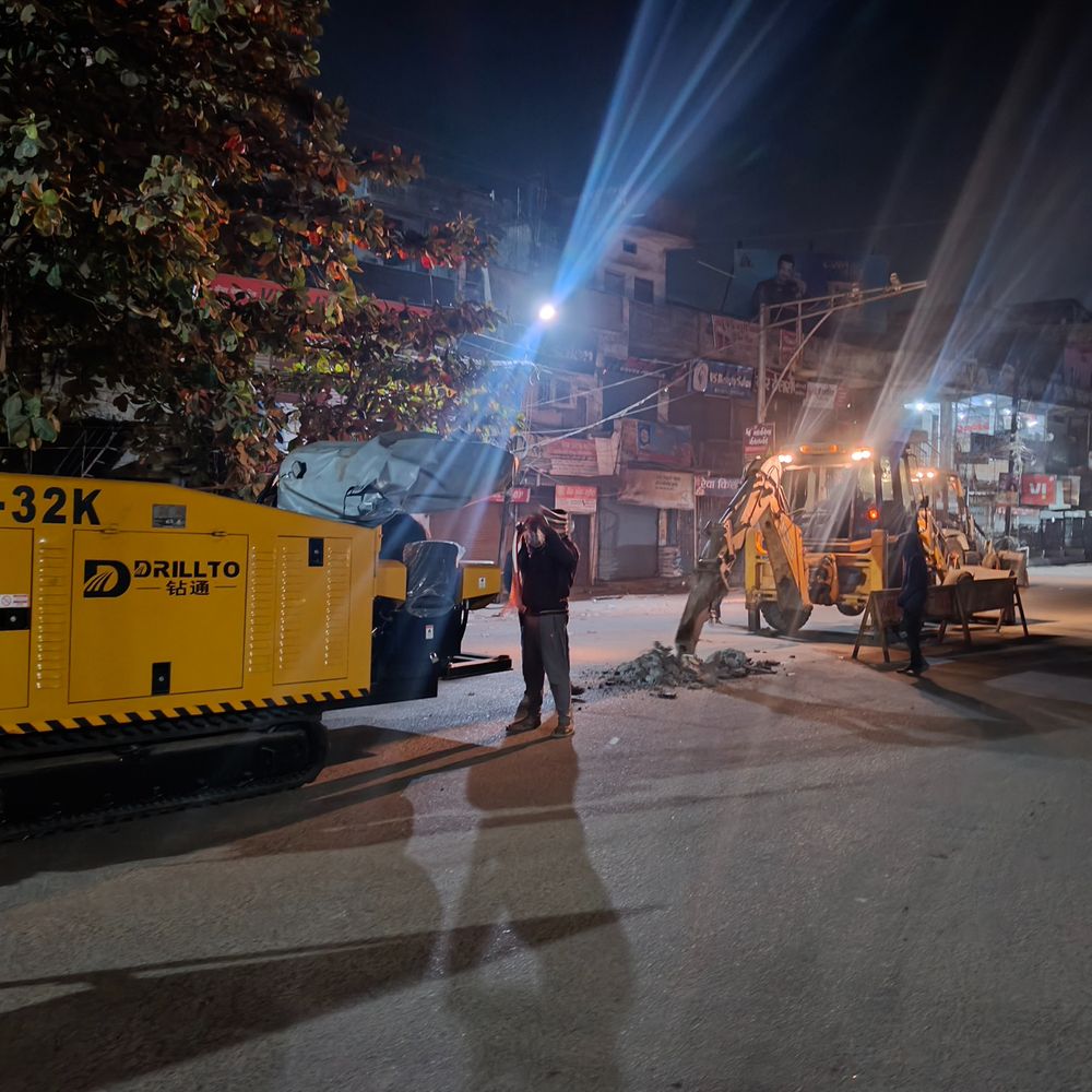 नर्मदापुरम में अब सड़क खोदे बिना बिछाई जाएगी सीवरेज लाइन:मीनाक्षी चौक पर आधी रात से HDD मशीन से काम शुरू, शहरवासियों को खुदाई से राहत