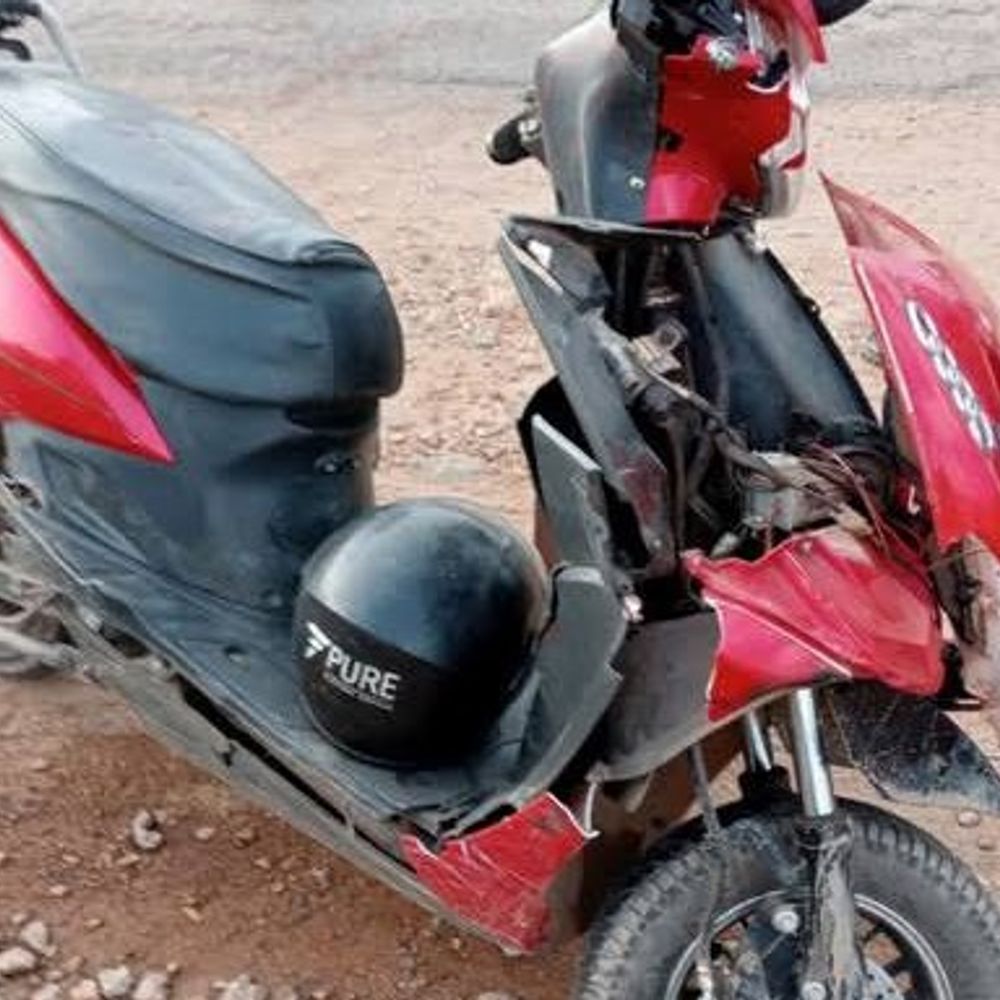 बांका में ट्रक ने स्कूटी को मारी टक्कर:दो युवक गंभीर रूप से घायल, बेहतर इलाज के लिए भागलपुर रेफर किए गए