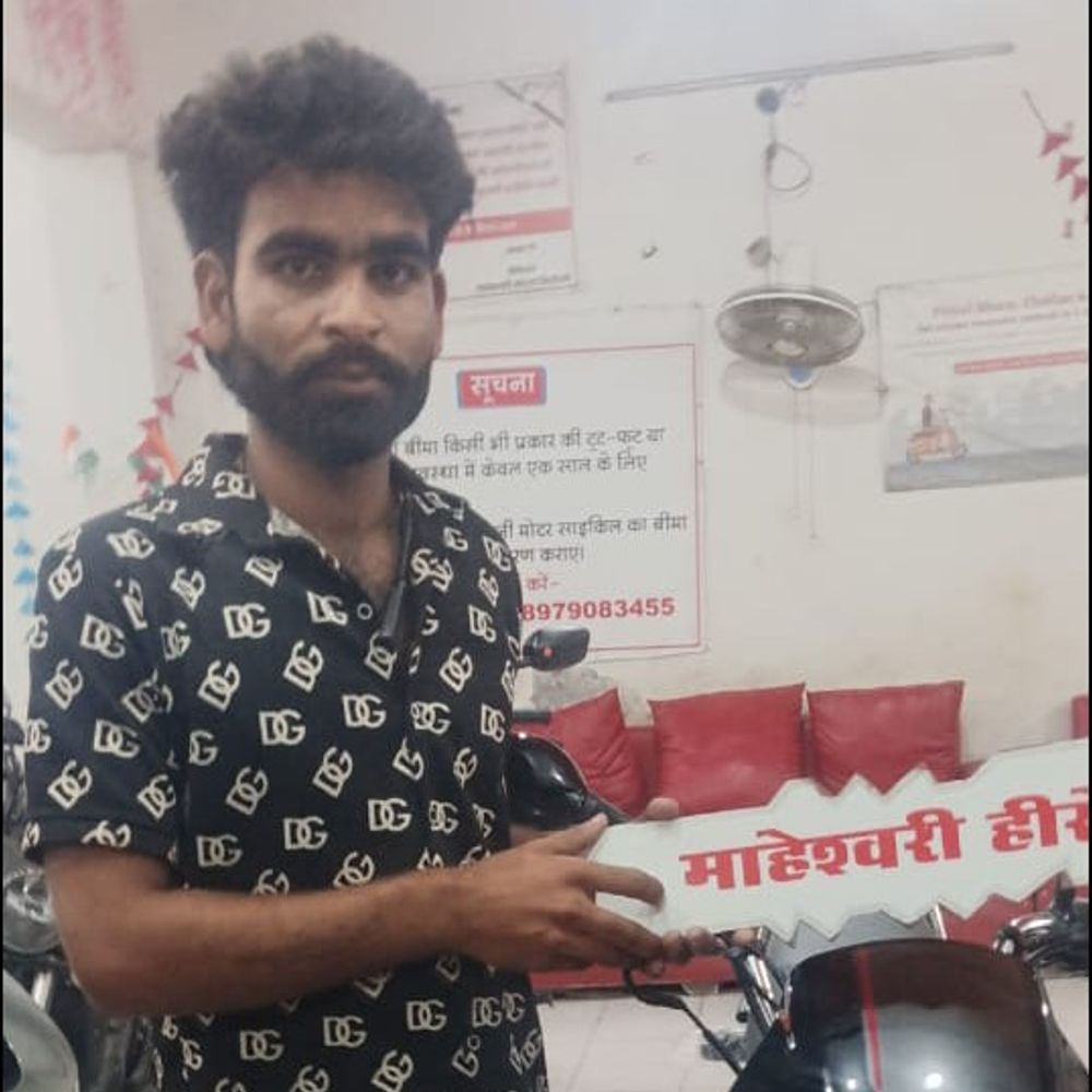 कोहरे में तेज रफ्तार वाहन से बाइक टकराई:बदायूं में बहन के घर से लौट रहे भाई की मौत, एक घायल