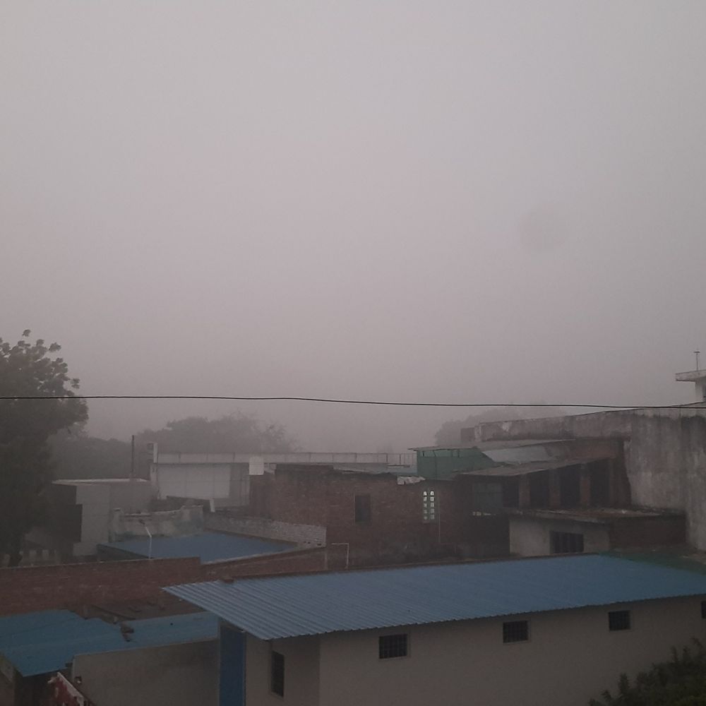 लखनऊ में सुबह घना कोहरा छाया:ठंड के साथ में बढ़ी गलन, लोग ठिठुरे; जहरीली हुई हवा, प्रदूषण से सांसें फूलीं