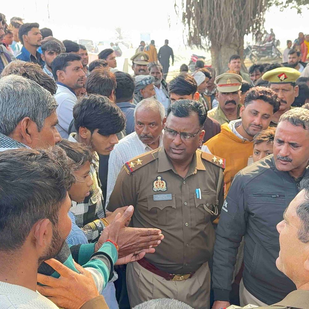 जलेसर: प्राचीन हनुमान मंदिर में दूसरे दिन मूर्ति खंडित:ग्रामीणों ने SDM-CO के सामने लगाए 'प्रशासन मुर्दाबाद' के नारे