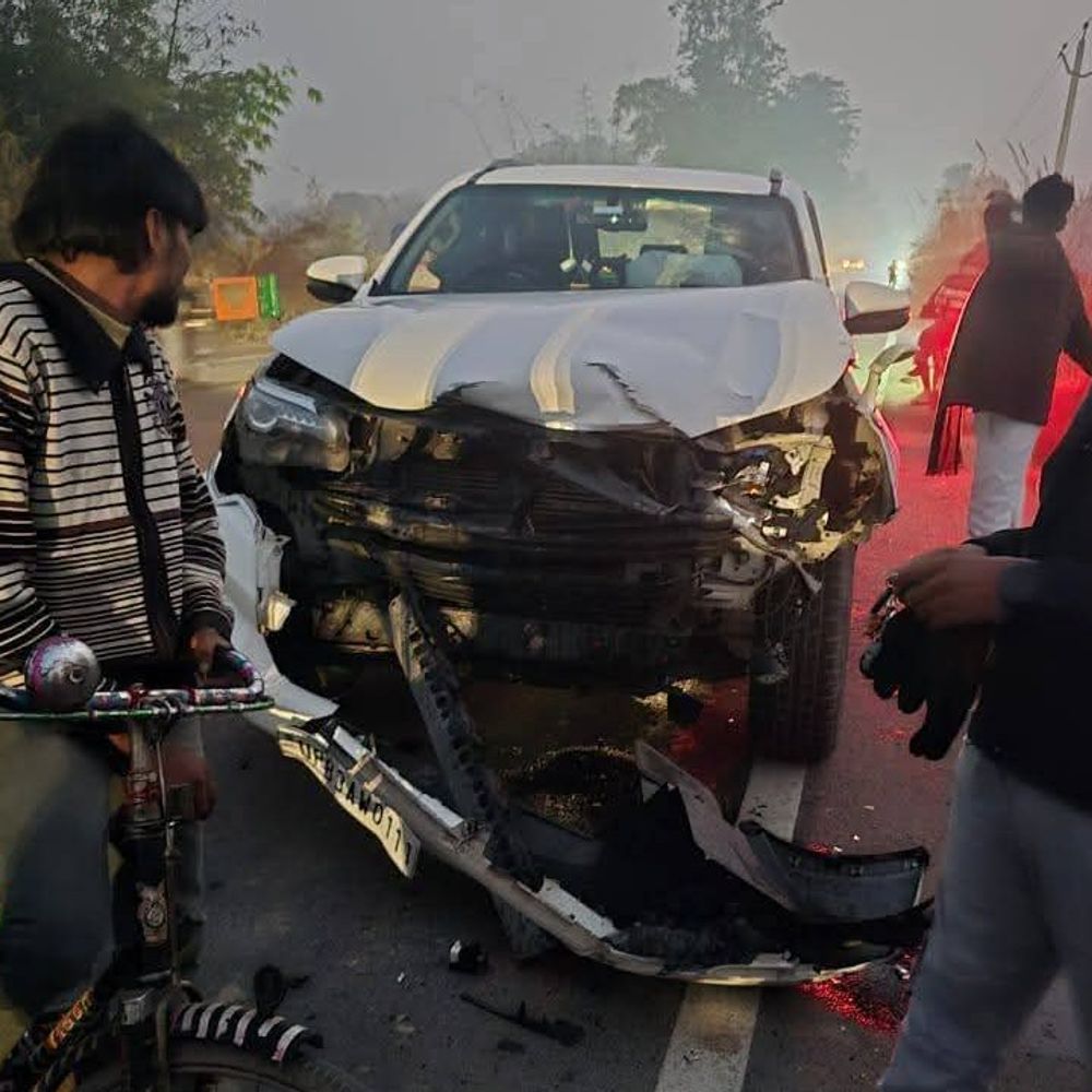 जिला पंचायत सदस्य की फॉरच्यूनर नीलगाय से टकराई:एटा-शिकोहाबाद मार्ग पर हादसा, एयरबैग खुलने से सभी सुरक्षित