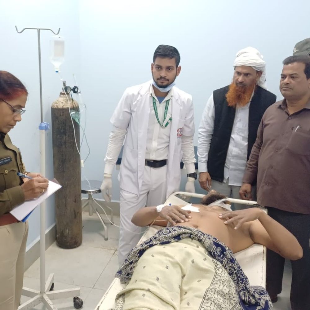 गोपालगंज निजी स्कूल गार्ड को चाकू मारकर किया घायल:घर से जा रहा था स्कूल, रास्ते में बदमाशों ने चार जगह गोदा; गोरखपुर रेफर