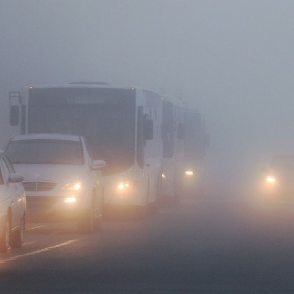 अयोध्या घने कोहरे ने हाइवे पर रोकी वाहनों की रफ्तार:ग्रामीण क्षेत्र की सड़कों से लेकर हाइवे तक रेंगते नजर आ रहे हैं वाहन