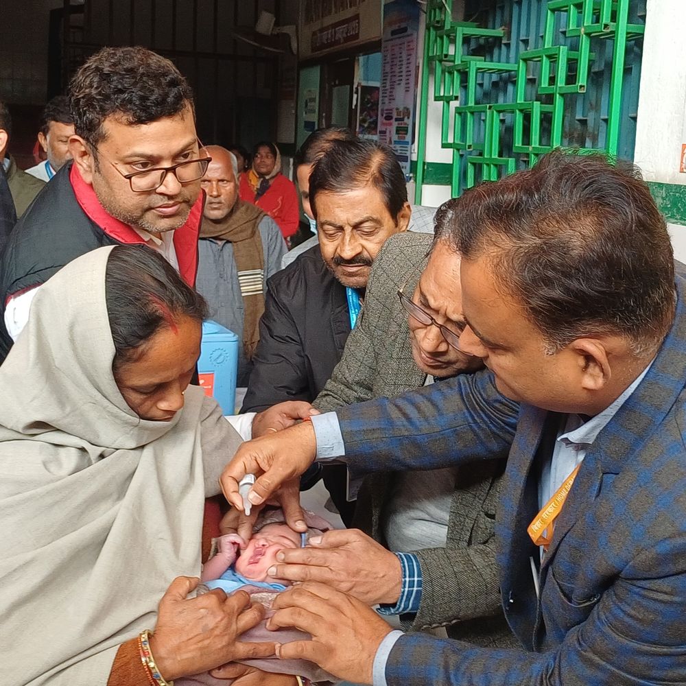 लखीसराय में 5 दिवसीय पल्स पोलियो अभियान शुरू:डीएम ने नवजात को पोलियो ड्रॉप पिलाकर किया शुभारंभ