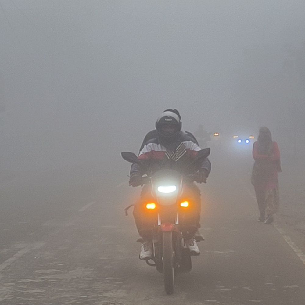 लखीमपुर में घना कोहरा, विजिबिलिटी शून्य:कड़ाके की ठंड से जनजीवन प्रभावित, वाहन चालकों को परेशानी