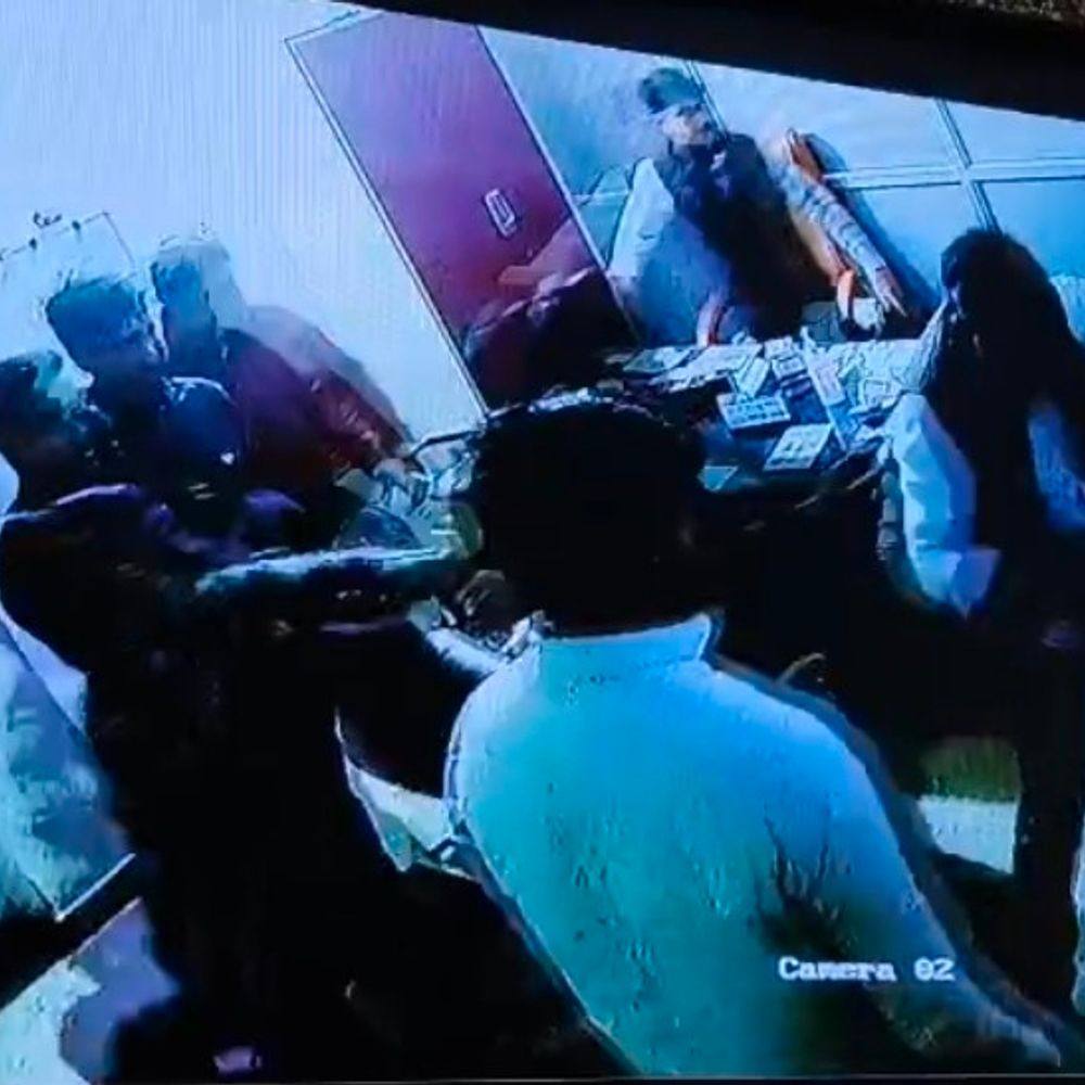 कौशांबी में चैंबर में घुसकर अस्पताल संचालक से मारपीट, VIDEO:4 लोगों पर केस, एक आरोपी गिरफ्तार; अन्य की तलाश जारी