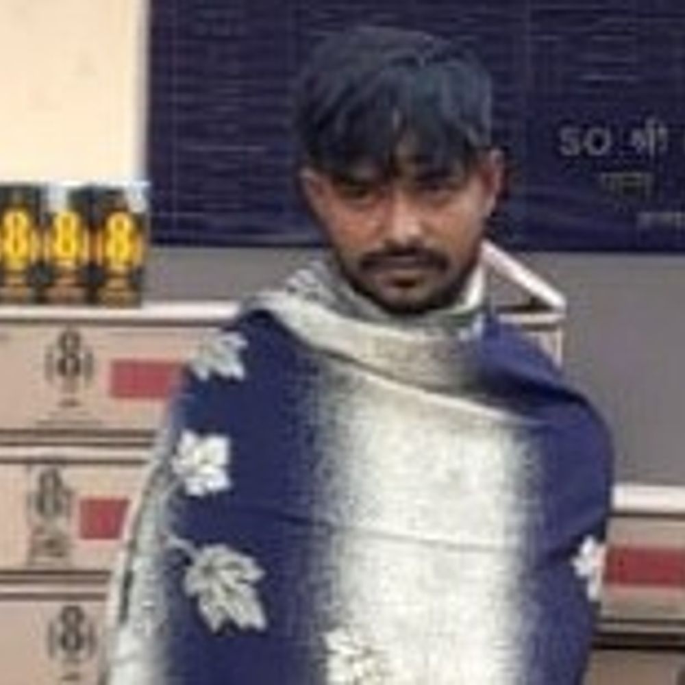 2 लाख की अंग्रेजी शराब के साथ तस्कर गिरफ्तार:जमानियां में 37 पेटी जब्त, फल के कैरेट में छिपाकर बिहार ले जा रहा था