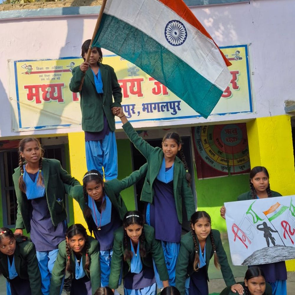 मध्य विद्यालय जगदीशपुर में विजय दिवस समारोह:बच्चों ने किया साहसिक गतिविधियों का प्रदर्शन किया, देशभक्ति के नारों से गूंजा स्कूल