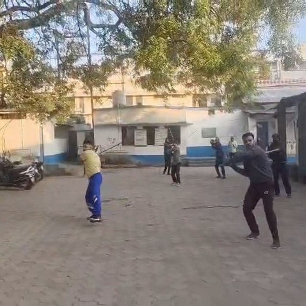 शाजापुर में संघ स्वयंसेवकों ने किया दंड प्रहार:विजय दिवस के अवसर पर भारत की जीत का स्मरण