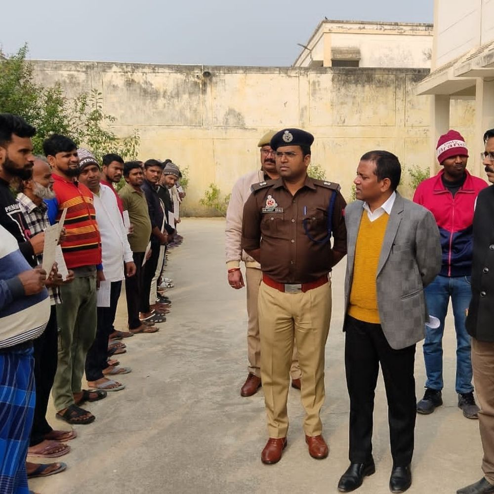 अपर जिला जज ने जिला कारागार का किया निरीक्षण:संतकबीरनगर में बंदियों की समास्याओं को सुनकर निःशुल्क विधिक सहायता की जानकारी दी