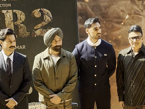 बॉर्डर 2 का टीजर लॉन्च:धर्मेंद्र के निधन के बाद सनी का पहला फिल्म प्रमोशन का इवेंट, वरुण धवन-अहान शेट्टी भी पहुंचे