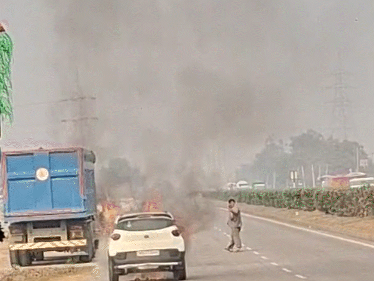 औरंगाबाद में चलती कार में लगी आग:ड्राइवर ने भाग कर बचाई जान, गाड़ी पूरी तरह से हुई क्षतिग्रस्त