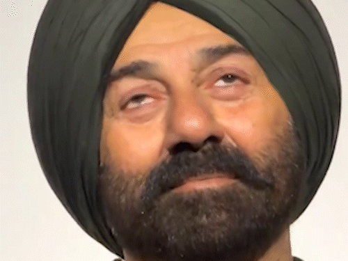 बॉर्डर 2 टीजर लॉन्च पर सनी देओल भावुक हुए:डायलॉग बोलने के बाद आंसू पोंछते दिखे, वरुण धवन ने एक्टर के पैर छू लिया आशीर्वाद