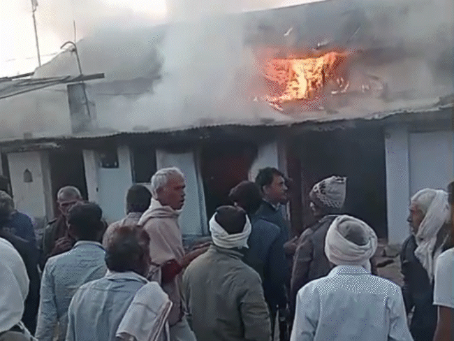 खंडवा में तीन मकानों में आग, किसान जिंदा जला:घर में अकेला सोता रह गया; 6 फायर ब्रिगेड ने तीन घंटे में आग पर काबू पाया