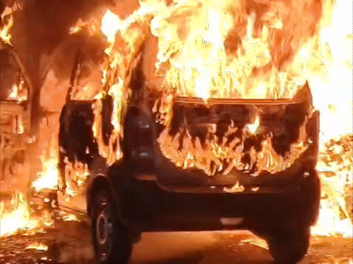 पटना के राजा बाजार में हादसा, कार में लगी आग:बगल में खड़ी 4 बाइक जलकर खाक, दमकल की 4 गाड़ियों ने बुझाई लपटें