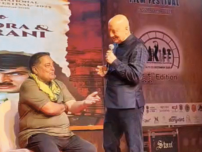 अनुपम खेर ने दिए ₹500, बोले-45 साल पुराना उधार चुका:राजा बुंदेला को खजुराहो फिल्म फेस्टिवल के मंच पर गले लगाया, कहा- ये मेरा लंगोटिया यार