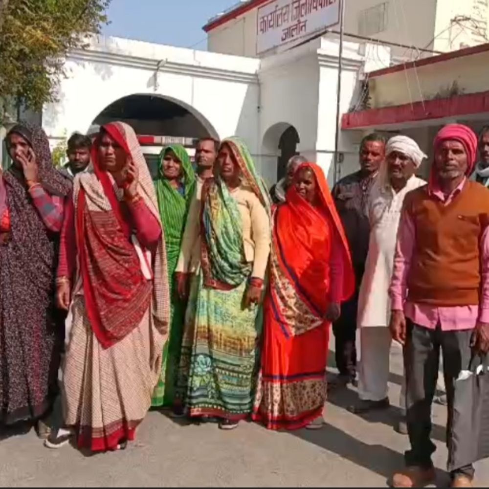 जालौन में किसानों के पट्टों पर दबंगों का कब्जा:पीड़ितों ने डीएम से न्याय की गुहार लगाई, 20 वर्षों से काबिज