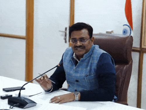 धामी सरकार 2027 चुनाव से पहले घर-घर देगी दस्तक:23 विभागों से जुड़ी योजनाओं से लोगों को जोड़ेगी, कांग्रेस बोली- पहले किसके द्वार पर थे