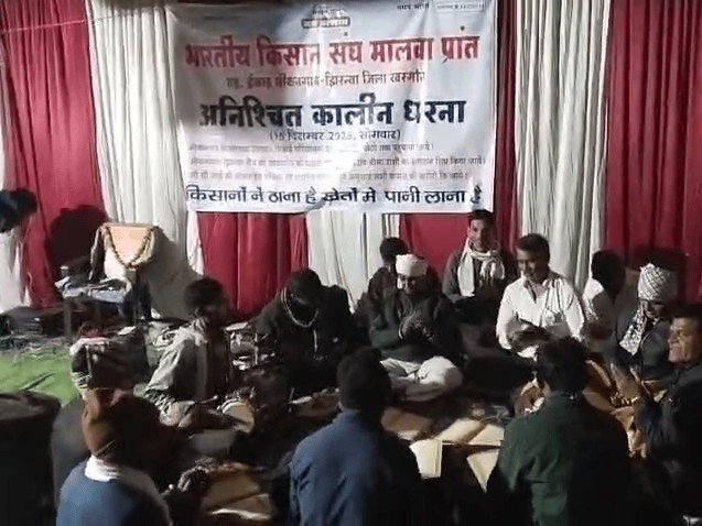 खरगोन के भीकनगांव में किसानों का रातभर आंदोलन:हनुमान चालीसा का पाठ किया, मंडी परिसर में दाल बाटी बनाई