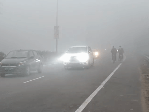 कानपुर में छाया घना कोहरा, विजिबिलिटी 30 मीटर:न्यूनतम पारा 9 डिग्री पहुंचा, सर्द हवा बढ़ा रही ठिठुरन
