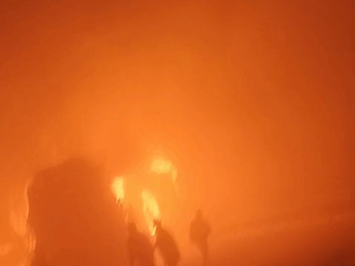 मथुरा में 7 बसें, 3 कारें टकराईं, 4 जिंदा जले:150 को अस्पताल भेजा, यमुना एक्सप्रेस-वे पर कोहरे के चलते हादसा