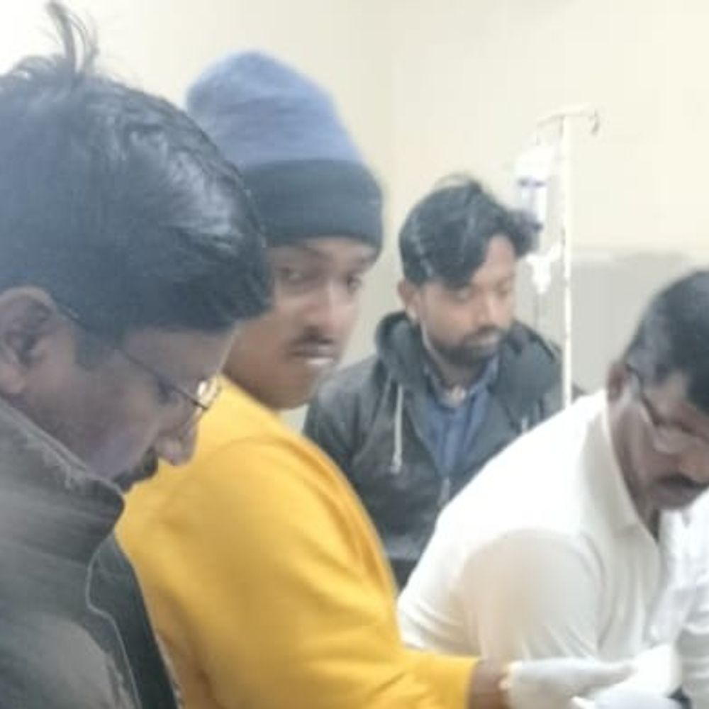 आजमगढ़ में तेज रफ्तार अर्टिगा ने मारी बाइक में टक्कर:दो युवकों की इलाज के दौरान हुई मौत टेंट हाउस पर काम करने जा रहे थे युवक