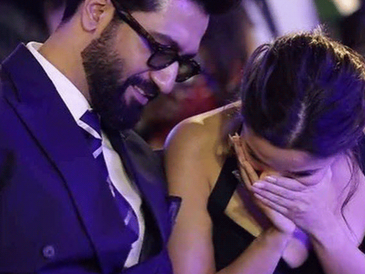 विक्की कौशल ने आलिया को दिखाई बेटे की झलक:नन्हे मेहमान को देख एक्ट्रेस हुईं खुश, फोटो सोशल मीडिया पर वायरल