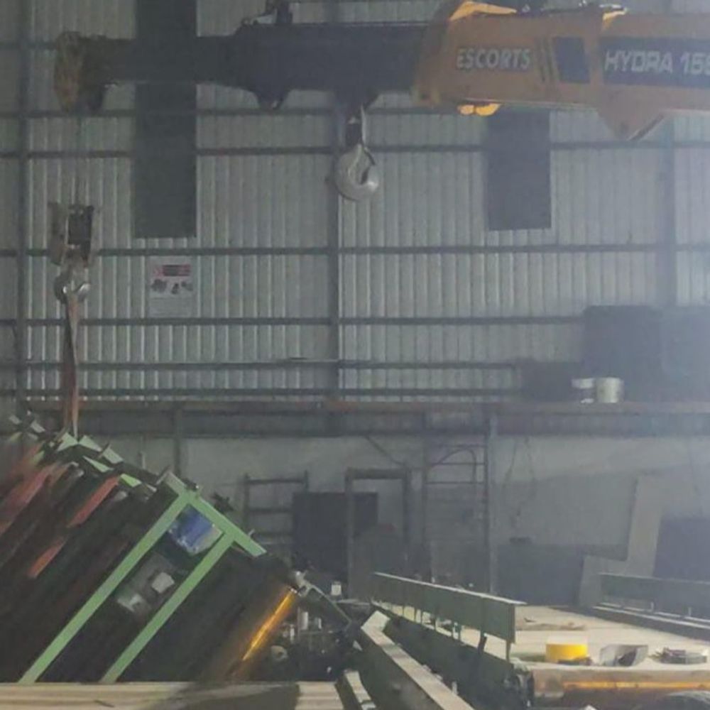 आजाद ने फैक्ट्री में कहा मशीन कल सेट करेंगे:क्रेन चालक ने कहा कि कोहरे में काम देरी से शुरू होगा, गाजियाबाद में शव लोथड़ों में तब्दील हुए