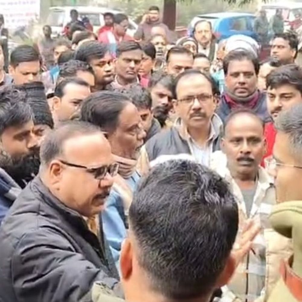 अलीगढ़ में फैक्ट्री का कनेक्शन काटने पहुंचे जेई से हाथापाई:व्यापारी के साथ थाने में धरने पर बैठे भाजपाई, जेई पर दर्ज हुई FIR