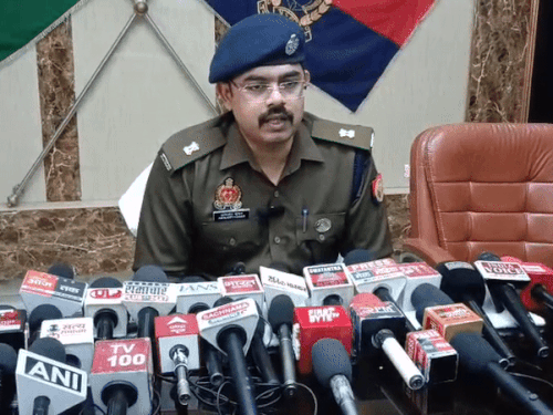 छत के रास्ते दुकानों में चोरी करने वाले तीन गिरफ्तार:मवाना, परीक्षितगढ़, बहसूमा व दौराला की छह चोरियां कुबूलीं, एसपी देहात ने किया खुलासा