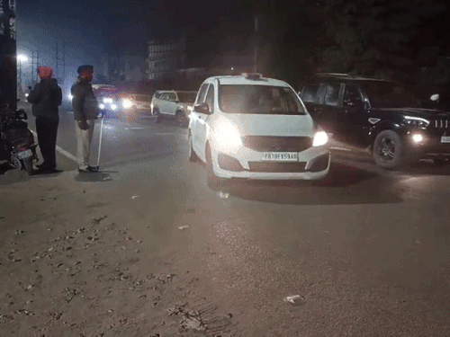 लुधियाना सेंट्रल जेल में झड़प, बंदियों ने अफसर पीटे:जेल सुपरिंटेंडेंट का सिर फोड़ा; प्रत्यक्षदर्शी बोला- 250 कैदियों ने किया हमला