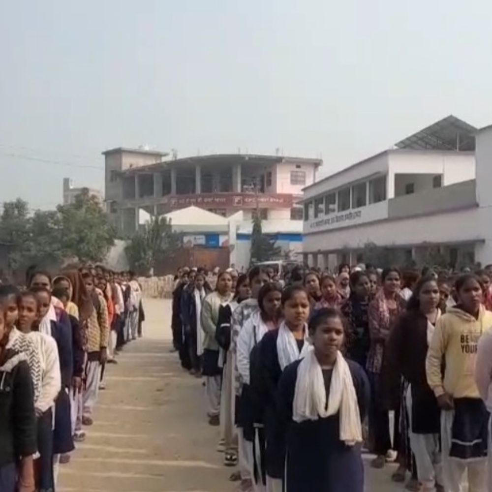 साइबर क्राइम को लेकर लड़कियों को किया जागरूक:दरभंगा के महिला हाई स्कूल में पहुंचे कमतौल सदर-2 डीएसपी, बोले- जालसाजी से बचना जरूरी है